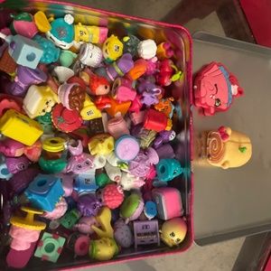 Over 200 Shopkins in Cute Carrying Case